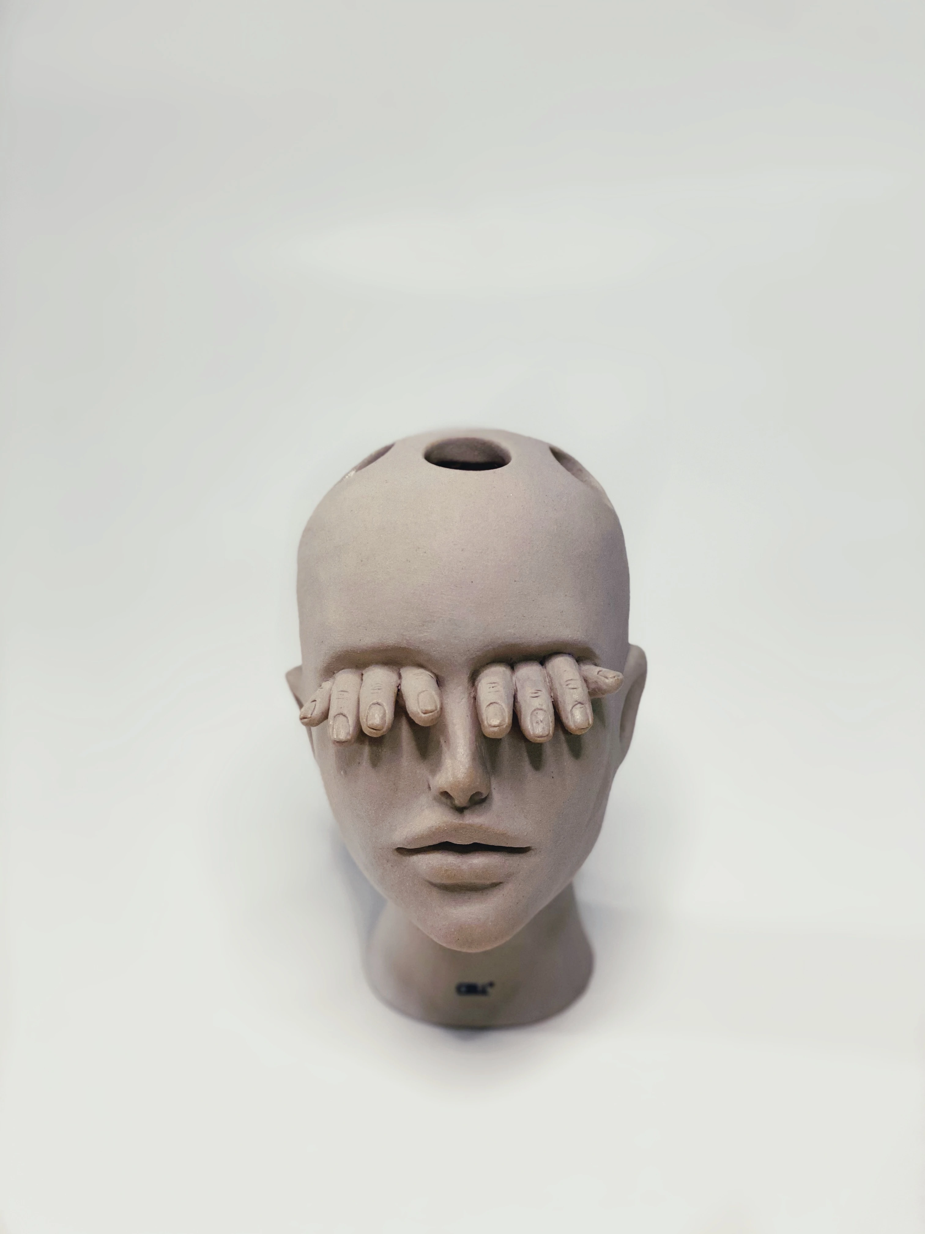 Head & Fingers — керамическая голова с пальцами, закрывающими глаза